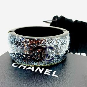 CHANEL
Glitter Resin CC Bangle